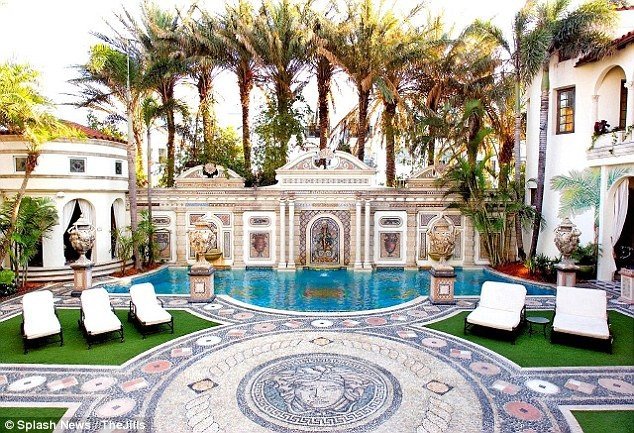 Τζάστιν Μπίμπερ: Πλήρωσε 50.000 $ για να κοιμηθεί στο κρεβάτι της Ντονατέλα Βερσάτσε [εικόνες]  | iefimerida.gr 5