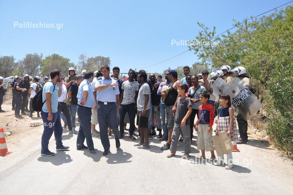 Αναβρασμός στη Χίο: Πρόσφυγες απέκλεισαν τη ΒΙΑΛ -Δεν προχωρούν οι αιτήσεις ασύλου [εικόνες & βίντεο] | iefimerida.gr 0