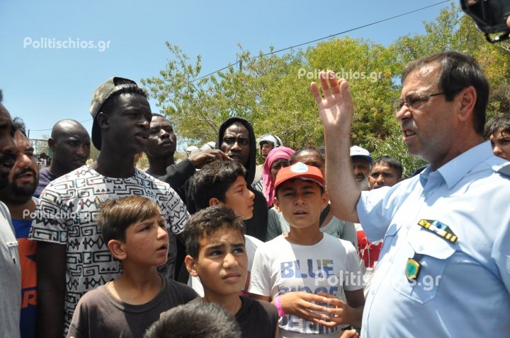 Αναβρασμός στη Χίο: Πρόσφυγες απέκλεισαν τη ΒΙΑΛ -Δεν προχωρούν οι αιτήσεις ασύλου [εικόνες & βίντεο] | iefimerida.gr 1