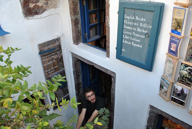 Ποιος είναι ο Αμερικανός Κρεγκ Βάλζερ που άνοιξε το πρώτο βιβλιοπωλείο στη Σαντορίνη και το οδήγησε στην πρώτη θέση με τα καλύτερα βιβλιοπωλεία της Guardian [εικόνες] | iefimerida.gr 0