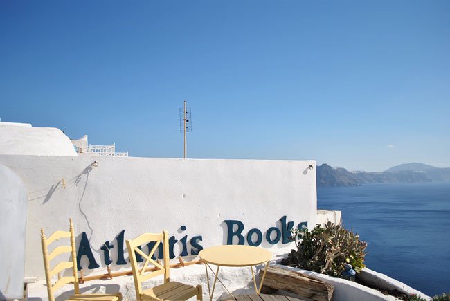 Ποιος είναι ο Αμερικανός Κρεγκ Βάλζερ που άνοιξε το πρώτο βιβλιοπωλείο στη Σαντορίνη και το οδήγησε στην πρώτη θέση με τα καλύτερα βιβλιοπωλεία της Guardian [εικόνες] | iefimerida.gr 1