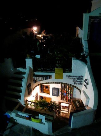 Ποιος είναι ο Αμερικανός Κρεγκ Βάλζερ που άνοιξε το πρώτο βιβλιοπωλείο στη Σαντορίνη και το οδήγησε στην πρώτη θέση με τα καλύτερα βιβλιοπωλεία της Guardian [εικόνες] | iefimerida.gr 2