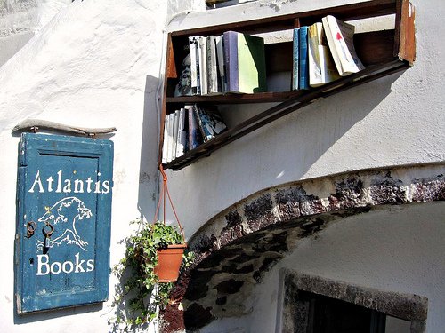 Ποιος είναι ο Αμερικανός Κρεγκ Βάλζερ που άνοιξε το πρώτο βιβλιοπωλείο στη Σαντορίνη και το οδήγησε στην πρώτη θέση με τα καλύτερα βιβλιοπωλεία της Guardian [εικόνες] | iefimerida.gr 4