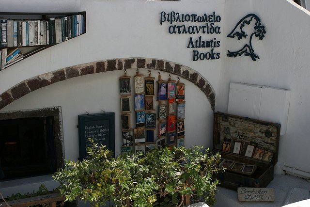 Ποιος είναι ο Αμερικανός Κρεγκ Βάλζερ που άνοιξε το πρώτο βιβλιοπωλείο στη Σαντορίνη και το οδήγησε στην πρώτη θέση με τα καλύτερα βιβλιοπωλεία της Guardian [εικόνες] | iefimerida.gr 5