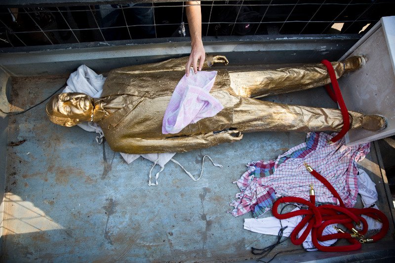 Ισραήλ: Αντιδράσεις προκαλεί το επιχρυσωμένο άγαλμα του Νετανιάχου [εικόνες] | iefimerida.gr 3