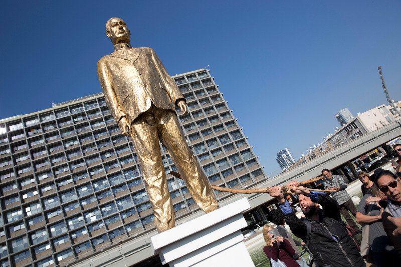 Ισραήλ: Αντιδράσεις προκαλεί το επιχρυσωμένο άγαλμα του Νετανιάχου [εικόνες] | iefimerida.gr 0