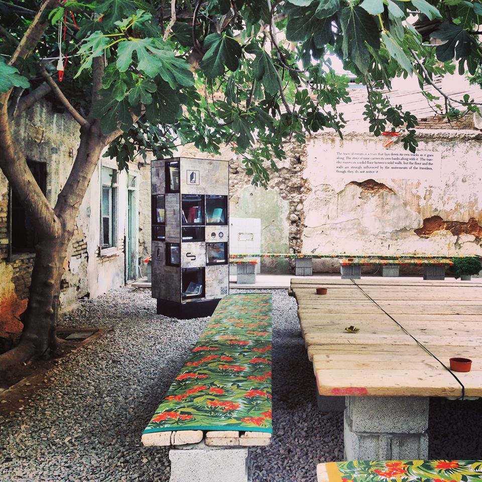 Μια νέα υπαίθρια ανταλλακτική βιβλιοθήκη στο Κολωνάκι ομορφαίνει την πόλη [εικόνες]   | iefimerida.gr 0