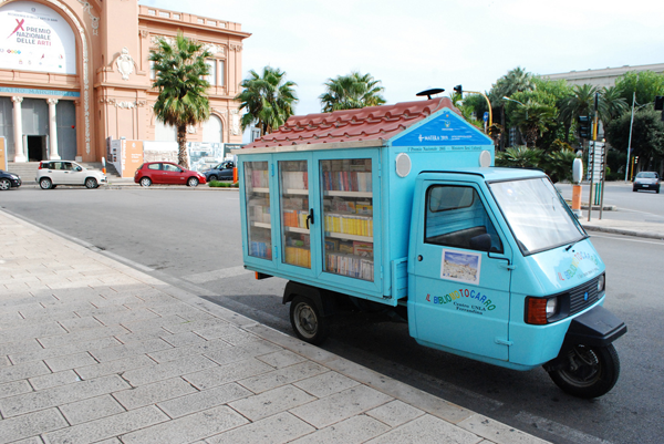 Ο δάσκαλος που γυρνά την Ιταλία με την κινητή του βιβλιοθήκη -Τα βιβλία εξαφανίζονται στη στιγμή [εικόνες] | iefimerida.gr 0