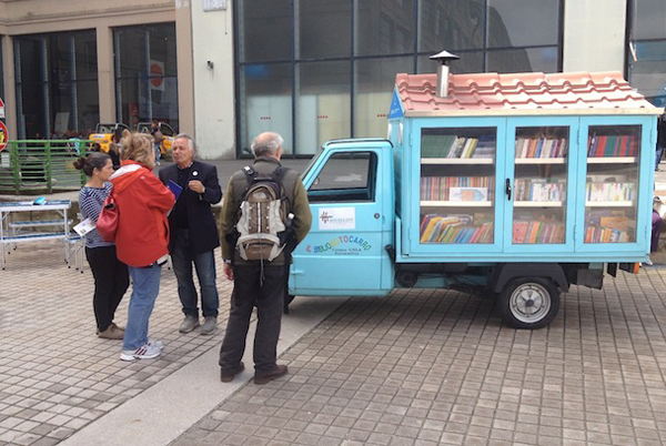 Ο δάσκαλος που γυρνά την Ιταλία με την κινητή του βιβλιοθήκη -Τα βιβλία εξαφανίζονται στη στιγμή [εικόνες] | iefimerida.gr 1