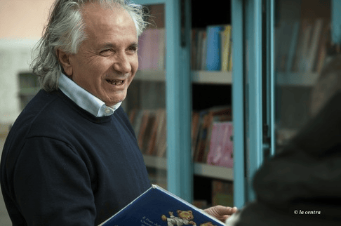 Ο δάσκαλος που γυρνά την Ιταλία με την κινητή του βιβλιοθήκη -Τα βιβλία εξαφανίζονται στη στιγμή [εικόνες] | iefimerida.gr 2