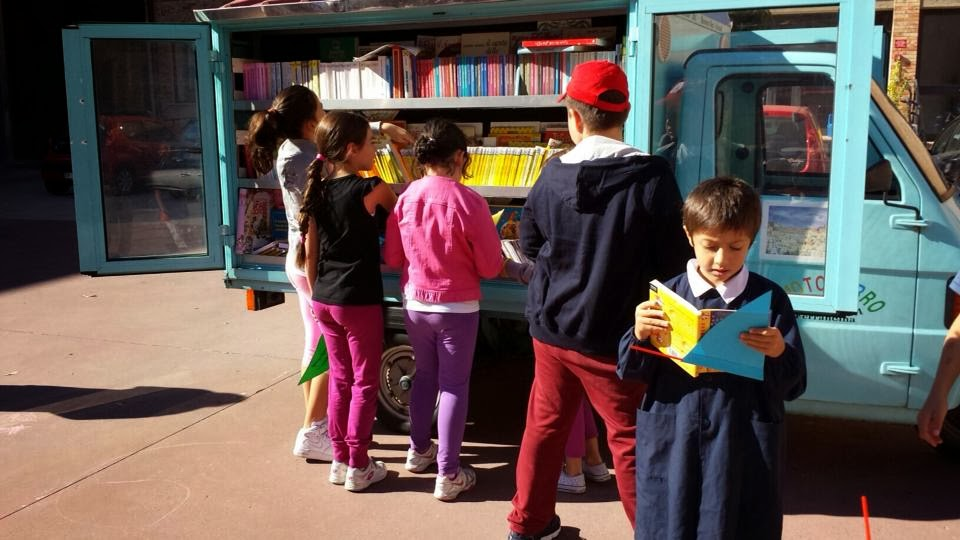 Ο δάσκαλος που γυρνά την Ιταλία με την κινητή του βιβλιοθήκη -Τα βιβλία εξαφανίζονται στη στιγμή [εικόνες] | iefimerida.gr 4