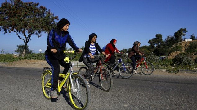 Τέσσερις φίλες στη Γάζα σημειώνουν την δική τους επανάσταση... κάνοντας πετάλι! [εικόνες] | iefimerida.gr 4