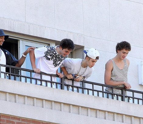 Απίστευτη πρόκληση του Τζάστιν Μπίμπερ: Βγήκε στο μπαλκόνι και έφτυσε τους φανς του [εικόνες] | iefimerida.gr 0