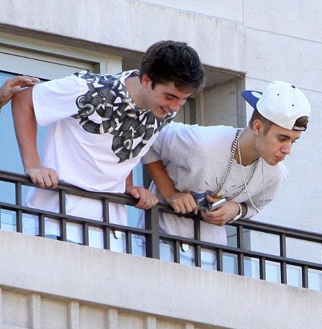 Απίστευτη πρόκληση του Τζάστιν Μπίμπερ: Βγήκε στο μπαλκόνι και έφτυσε τους φανς του [εικόνες] | iefimerida.gr 1