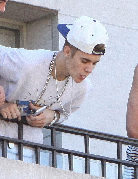 Απίστευτη πρόκληση του Τζάστιν Μπίμπερ: Βγήκε στο μπαλκόνι και έφτυσε τους φανς του [εικόνες] | iefimerida.gr 2