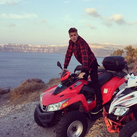 Ο Τζάστιν Μπίμπερ στη Σαντορίνη: Η selfie χωρίς μπλούζα και ο θαυμασμός του για το νησί στα social media [εικόνες] | iefimerida.gr 3