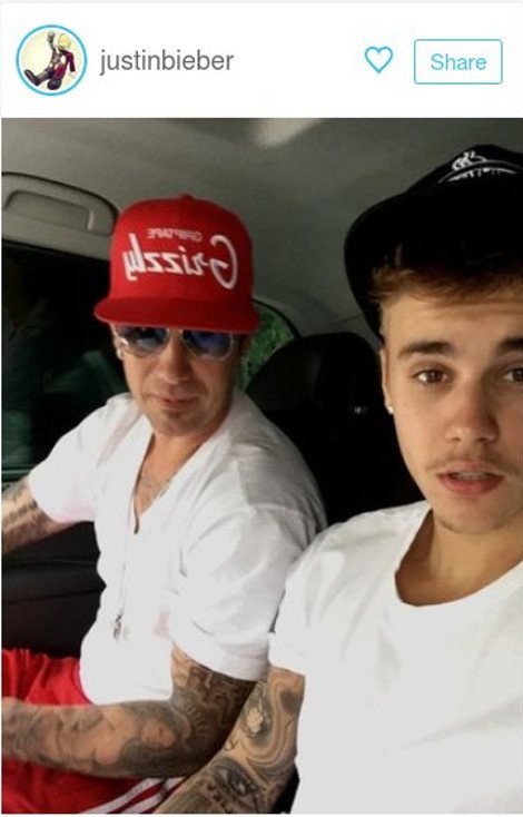 Ο Τζάστιν Μπίμπερ στη Σαντορίνη: Η selfie χωρίς μπλούζα και ο θαυμασμός του για το νησί στα social media [εικόνες] | iefimerida.gr 1