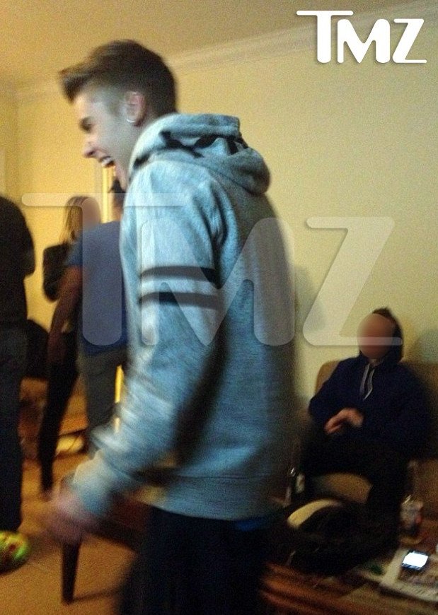 «Συνέλαβαν» τον Τζάστιν Μπίμπερ να καπνίζει μαριχουάνα [εικόνες] | iefimerida.gr 1