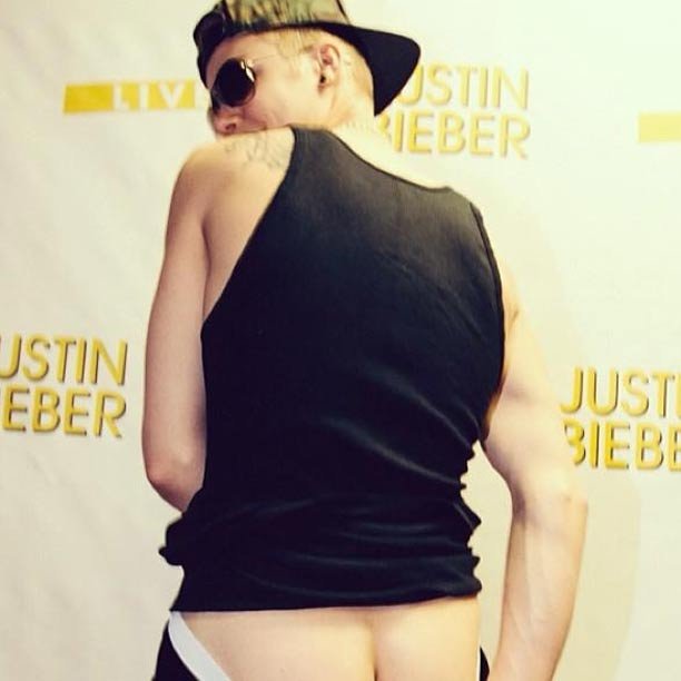 O Τζάστιν Μπίμπερ δείχνει τα οπίσθια του στην κάμερα [εικόνα] | iefimerida.gr 0