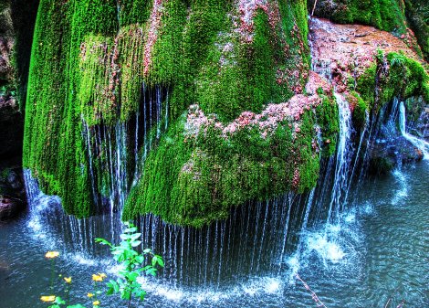 Αξιοθέατα της διπλανής «πόρτας»: Παραμυθένιος καταρράκτης σε σχήμα καμπάνας κρυμμένος στα Βαλκάνια [εικόνες] | iefimerida.gr 1