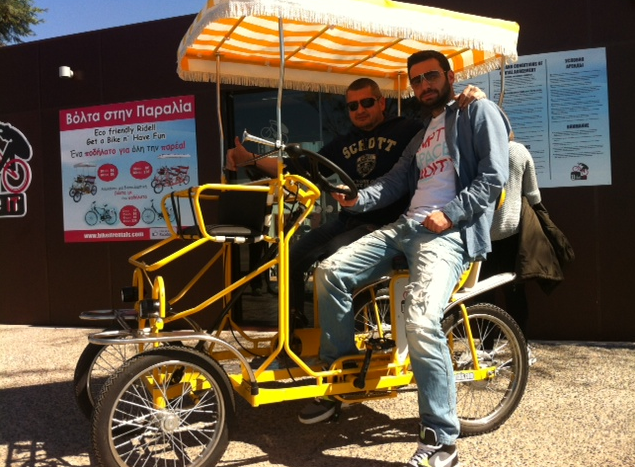 Τρεις νέοι «πάτησαν» γκάζι στη φαντασία: Εφτιαξαν ένα ποδήλατο-αυτοκίνητο που κάνει θραύση στη Θεσσαλονίκη [εικόνες] | iefimerida.gr 1