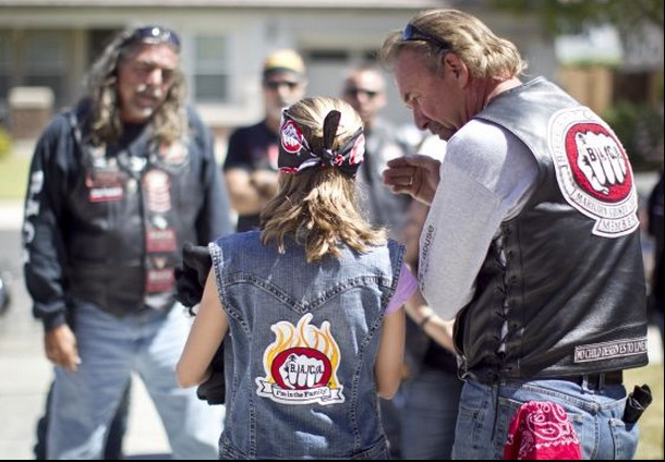 Μία συμμορία για τα παιδιά: Μηχανόβιοι φύλακες άγγελοι προστατεύουν τα θύματα κακοποίησης [εικόνες] | iefimerida.gr 1