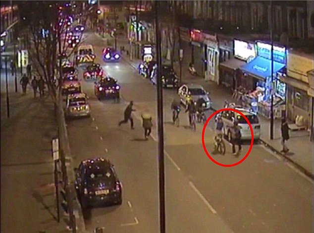 Απίστευτο: Τον μαχαίρωσαν για να του κλέψουν το ποδήλατο [εικόνες & βίντεο]  | iefimerida.gr 1