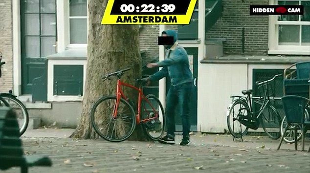 Ενα απίστευτο πείραμα σε Ρώμη, Αμστερνταμ, Πράγα: Η ομάδα που ξεφτίλισε τους κλέφτες ποδηλάτων [εικόνες & βίντεο] | iefimerida.gr 1