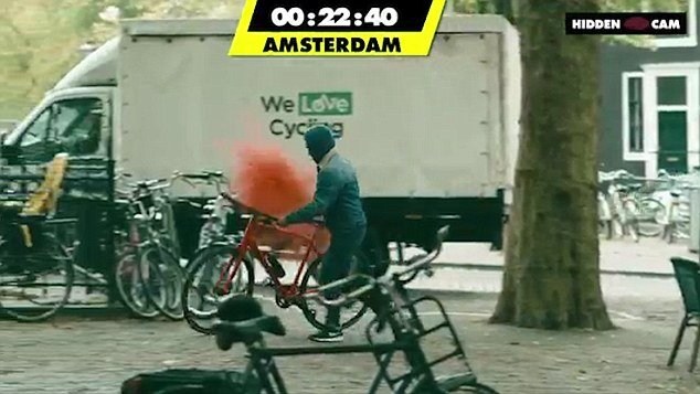 Ενα απίστευτο πείραμα σε Ρώμη, Αμστερνταμ, Πράγα: Η ομάδα που ξεφτίλισε τους κλέφτες ποδηλάτων [εικόνες & βίντεο] | iefimerida.gr 2