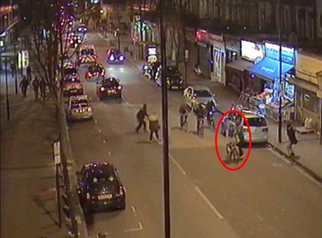 Απίστευτο: Τον μαχαίρωσαν για να του κλέψουν το ποδήλατο [εικόνες & βίντεο]  | iefimerida.gr 2