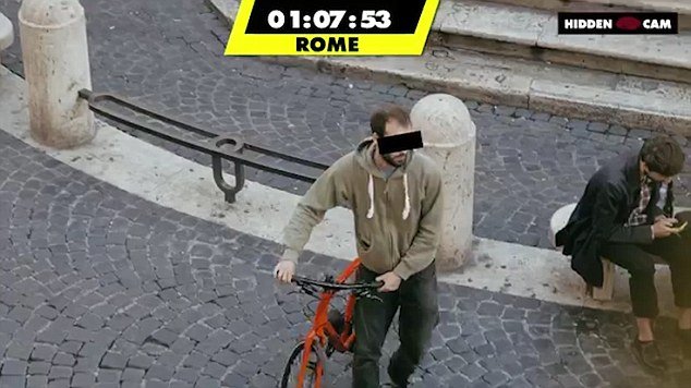 Ενα απίστευτο πείραμα σε Ρώμη, Αμστερνταμ, Πράγα: Η ομάδα που ξεφτίλισε τους κλέφτες ποδηλάτων [εικόνες & βίντεο] | iefimerida.gr 4