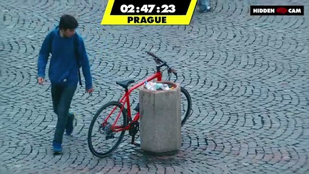 Ενα απίστευτο πείραμα σε Ρώμη, Αμστερνταμ, Πράγα: Η ομάδα που ξεφτίλισε τους κλέφτες ποδηλάτων [εικόνες & βίντεο] | iefimerida.gr 5