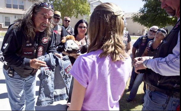 Μία συμμορία για τα παιδιά: Μηχανόβιοι φύλακες άγγελοι προστατεύουν τα θύματα κακοποίησης [εικόνες] | iefimerida.gr 0