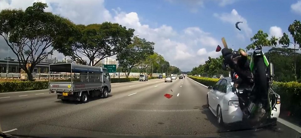 Σκληρό βίντεο: Επιβάτης μοτοσικλέτας εκτοξεύεται 20 μέτρα μακριά μετά την πρόσκρουση σε σταθμευμένο ΙΧ [βίντεο]  | iefimerida.gr 0