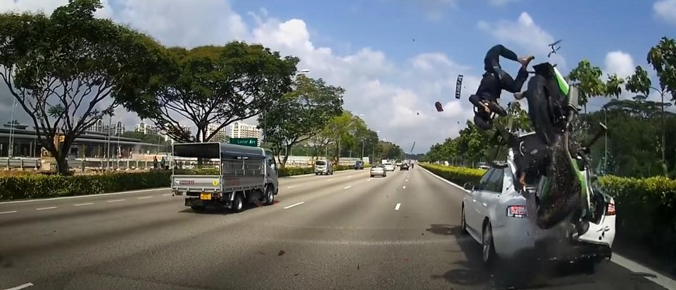 Σκληρό βίντεο: Επιβάτης μοτοσικλέτας εκτοξεύεται 20 μέτρα μακριά μετά την πρόσκρουση σε σταθμευμένο ΙΧ [βίντεο]  | iefimerida.gr 1