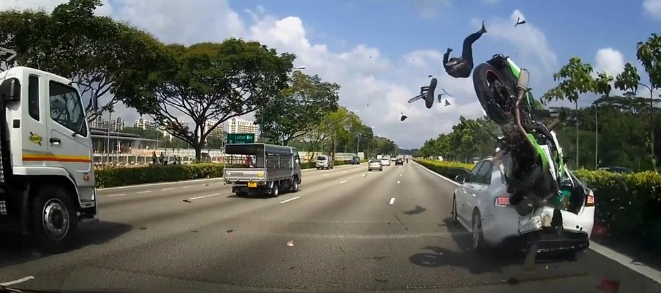 Σκληρό βίντεο: Επιβάτης μοτοσικλέτας εκτοξεύεται 20 μέτρα μακριά μετά την πρόσκρουση σε σταθμευμένο ΙΧ [βίντεο]  | iefimerida.gr 2