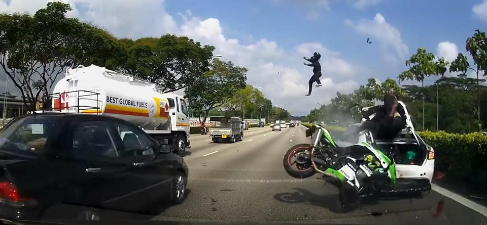 Σκληρό βίντεο: Επιβάτης μοτοσικλέτας εκτοξεύεται 20 μέτρα μακριά μετά την πρόσκρουση σε σταθμευμένο ΙΧ [βίντεο]  | iefimerida.gr 3