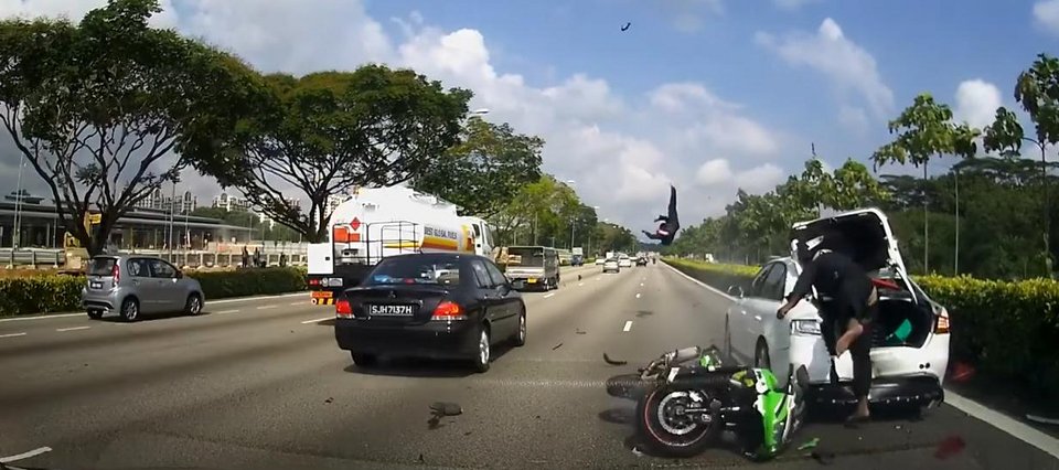 Σκληρό βίντεο: Επιβάτης μοτοσικλέτας εκτοξεύεται 20 μέτρα μακριά μετά την πρόσκρουση σε σταθμευμένο ΙΧ [βίντεο]  | iefimerida.gr 4