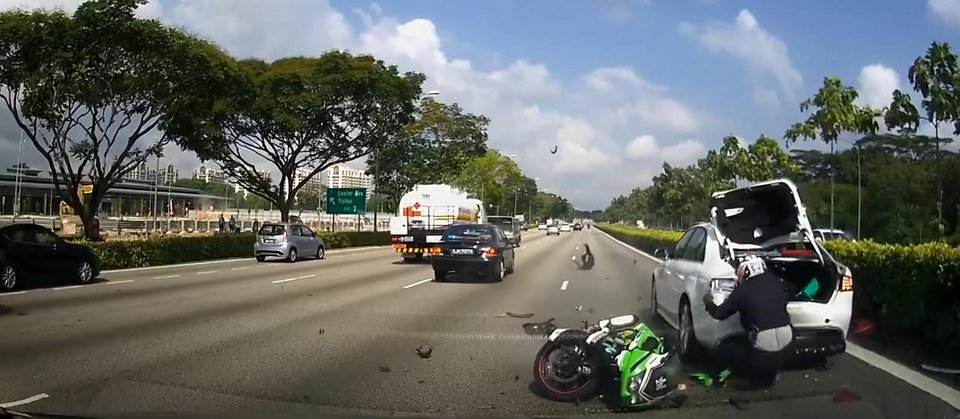 Σκληρό βίντεο: Επιβάτης μοτοσικλέτας εκτοξεύεται 20 μέτρα μακριά μετά την πρόσκρουση σε σταθμευμένο ΙΧ [βίντεο]  | iefimerida.gr 5