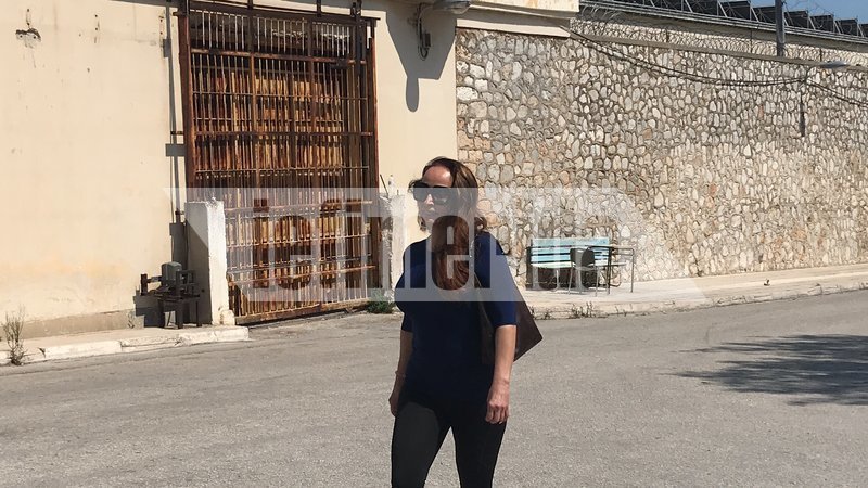 «Είναι πολύ καταβεβλημένος ο Ακης» -Η Βίκυ Σταμάτη πήγε στον Κορυδαλλό [εικόνες & βίντεο] | iefimerida.gr 1