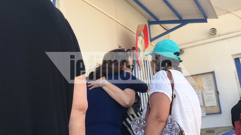 «Είναι πολύ καταβεβλημένος ο Ακης» -Η Βίκυ Σταμάτη πήγε στον Κορυδαλλό [εικόνες & βίντεο] | iefimerida.gr 0