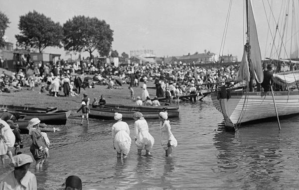 Τι φορούσαν οι γυναίκες πριν εμφανιστεί το μπικίνι στις παραλίες [εικόνες] | iefimerida.gr 9