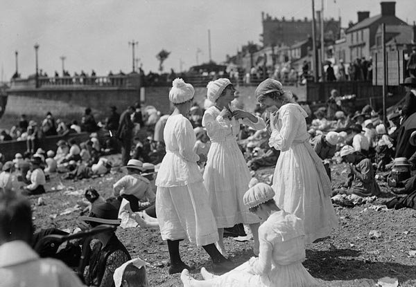 Τι φορούσαν οι γυναίκες πριν εμφανιστεί το μπικίνι στις παραλίες [εικόνες] | iefimerida.gr 1