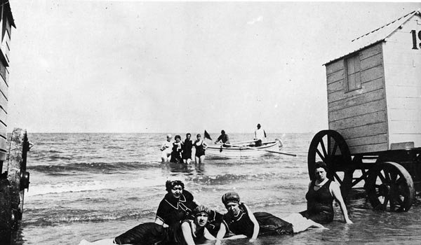 Τι φορούσαν οι γυναίκες πριν εμφανιστεί το μπικίνι στις παραλίες [εικόνες] | iefimerida.gr 2