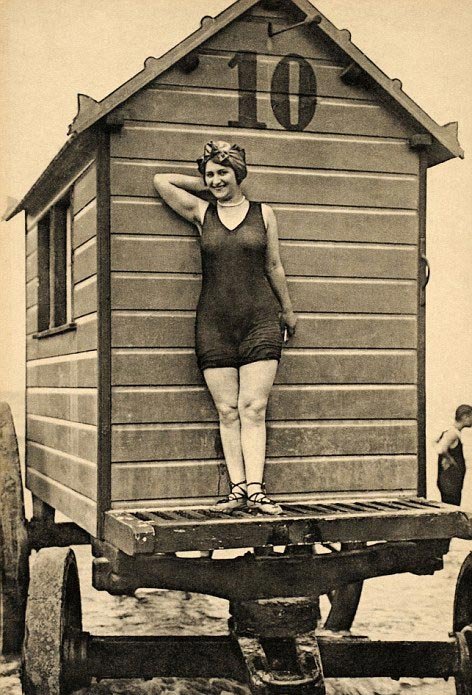 Τι φορούσαν οι γυναίκες πριν εμφανιστεί το μπικίνι στις παραλίες [εικόνες] | iefimerida.gr 3