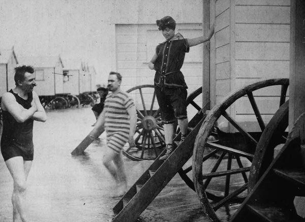 Τι φορούσαν οι γυναίκες πριν εμφανιστεί το μπικίνι στις παραλίες [εικόνες] | iefimerida.gr 4