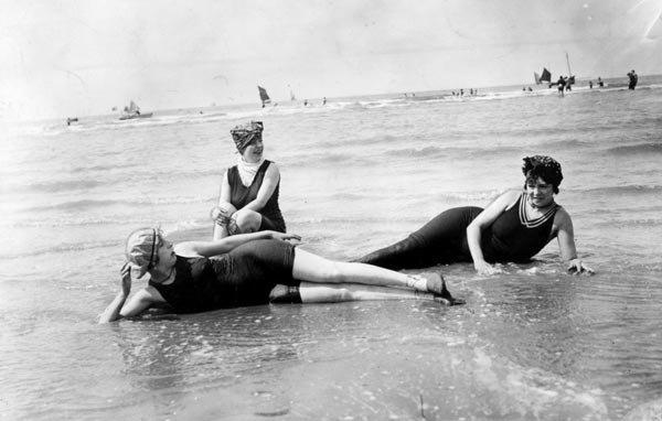 Τι φορούσαν οι γυναίκες πριν εμφανιστεί το μπικίνι στις παραλίες [εικόνες] | iefimerida.gr 7