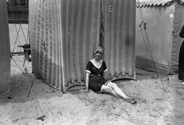 Τι φορούσαν οι γυναίκες πριν εμφανιστεί το μπικίνι στις παραλίες [εικόνες] | iefimerida.gr 8