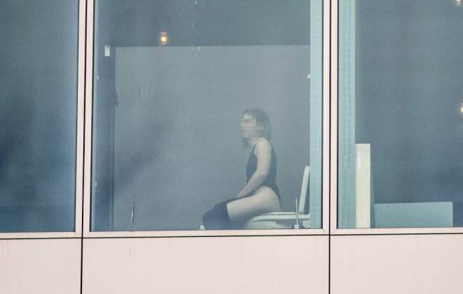 Προσοχή, σας βλέπουν -Σχεδιαστική γκάφα σε ξενοδοχείο του Βερολίνου, έβαλαν γυάλινους τοίχους στην τουαλέτα [εικόνα] | iefimerida.gr 0