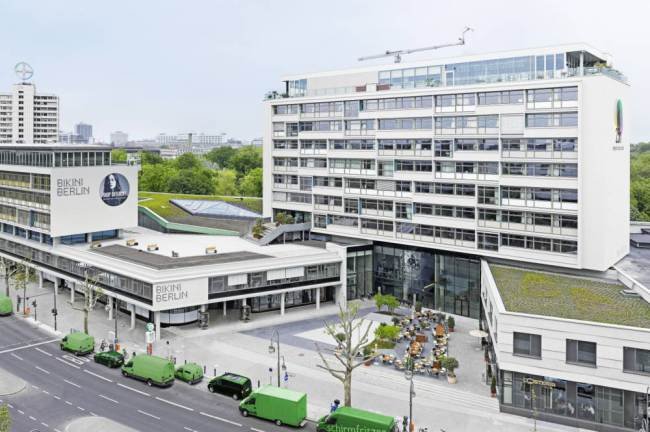 Προσοχή, σας βλέπουν -Σχεδιαστική γκάφα σε ξενοδοχείο του Βερολίνου, έβαλαν γυάλινους τοίχους στην τουαλέτα [εικόνα] | iefimerida.gr 1